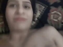 兼重はセクシーな衣装を持つ赤毛の美しさで ...